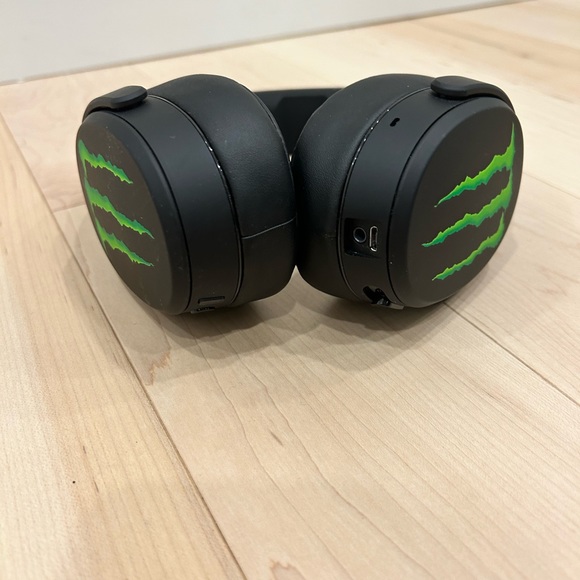 Monster Energy Skull Candy Blue Tooth Headphones - Picture 4 of 4